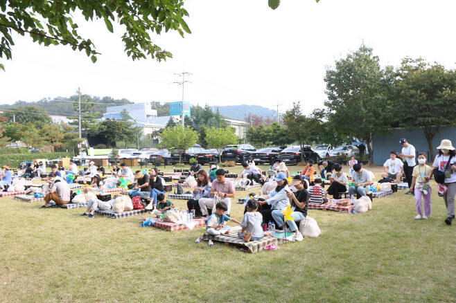 지난 1일 경기도 안성 누렁이 과수원에서 열린 스마트카라 팜 캠페인에서 참가자들이 다양한 체험행사를 경험하고 있다.