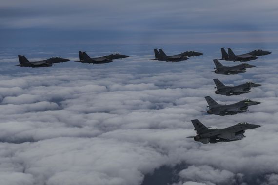 우리 공군의 F-15K 4대, 미 공군의 F-16 전투기 4대가 연합 공격편대군을 이뤄 정밀폭격을 위해 비행하고 있다. 사진=합동참모본부 제공