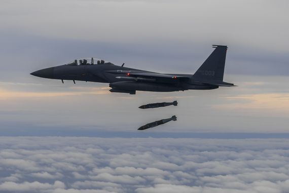 우리 공군의 F-15K가 北의 중거리탄도미사일 도발에 대응해 정밀폭격 훈련을 실시하고 있다. 사진=합동참모본부 제공