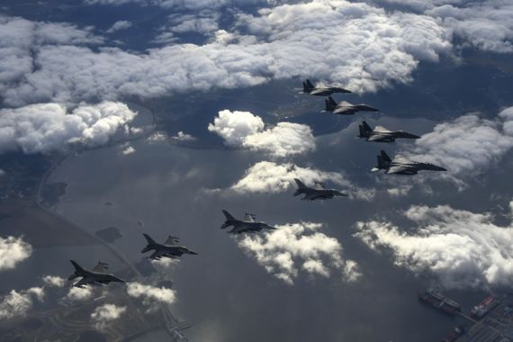 우리 공군의 F-15K 4대, 미 공군의 F-16 전투기 4대가 연합 공격편대군을 이뤄 정밀폭격을 위해 비행하고 있다. 사진=합동참모본부 제공