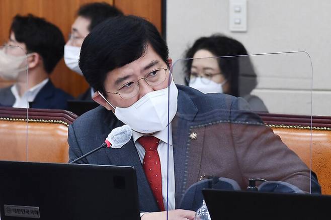 윤창현 국민의힘 의원이 4일 국회에서 열린 정무위원회의 국정감사에서 이스타 항공 채용비리에 야당 소속 정치인들이 연루됐다는 의혹을 제기하고 있다. 공동취재사진