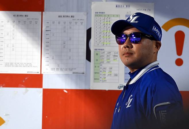 삼성 라이온즈 박진만 감독대행이 4일 경기도 수원 케이티위즈파크에서 열린 2022 KBO리그 케이티 위즈와 경기를 더그아웃에서 지켜보고 있다. 삼성 라이온즈 제공