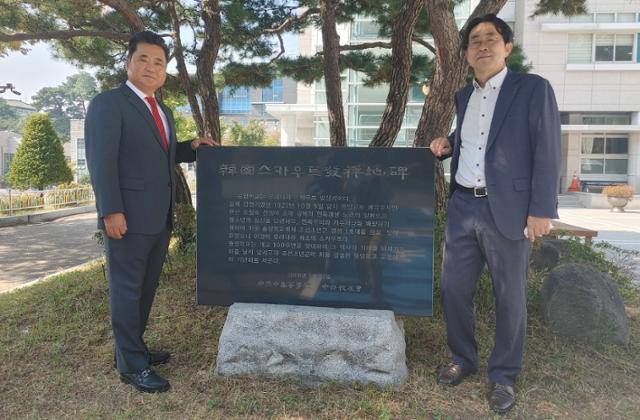 채정석(왼쪽) 중앙교우회 회장과 조선소년군 창설 100주년 조직위원회 김종학 사무총장이 지난달 30일 서울 종로구 중앙고 교정의 '한국스카우트발상지비' 옆에서 국내 스카우트 역사에 대해 설명하고 있다. 김창훈 기자