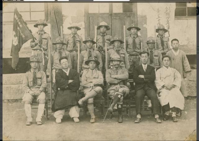 일제강점기 당시 조선소년군 지도자 강습회. 앞줄 오른쪽에서 세 번째가 관산 조철호 선생이다. 독립기념관