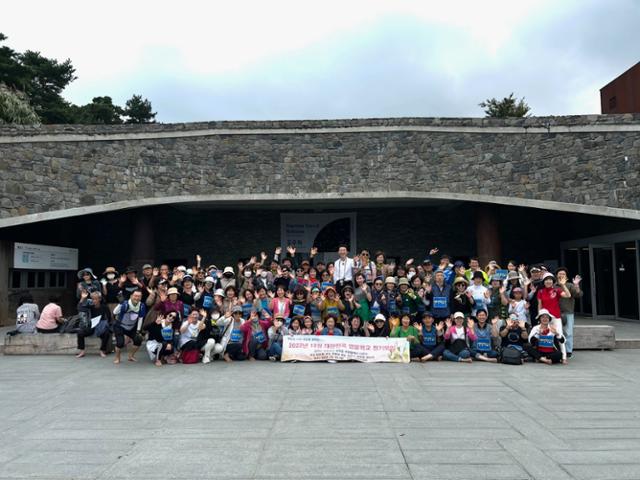 대한민국 맨발학교가 3일 전국 최대규모 민간정원 가산수피아와 국민건강 상생협력 업무협약식을 갖고 기념사진을 찍고 있다. 맨발학교 제공