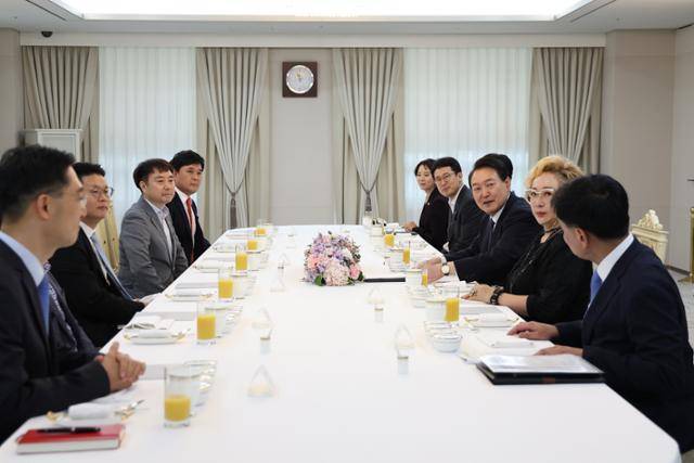 윤석열(오른쪽 앞에서 세 번째) 대통령이 4일 낮 용산 대통령실 누리홀에서 열린 한미 스타트업 서밋과 K브랜드 엑스포 참여 중소벤처기업 오찬 간담회에서 참석자들과 인사말을 나누고 있다. 대통령실 제공