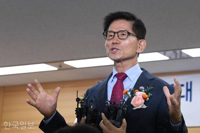 서울 종로구 경제사회노동위원회 대회의실에서 4일 김문수 경사노위원장이 취임식 후 질의응답을 하고 있다. 김영원 인턴기자