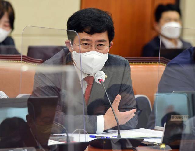 윤창현 국민의힘 의원이 4일 국회에서 열린 정무위원회의 국무조정실·국무총리비서실에 대한 국정감사에서 이스타항공 채용 비리와 관련해 야권 인사들이 연루돼 있다고 주장한 것과 관련 야당 의원들의 항의를 받자 의사진행발언을 하고 있다. 뉴시스
