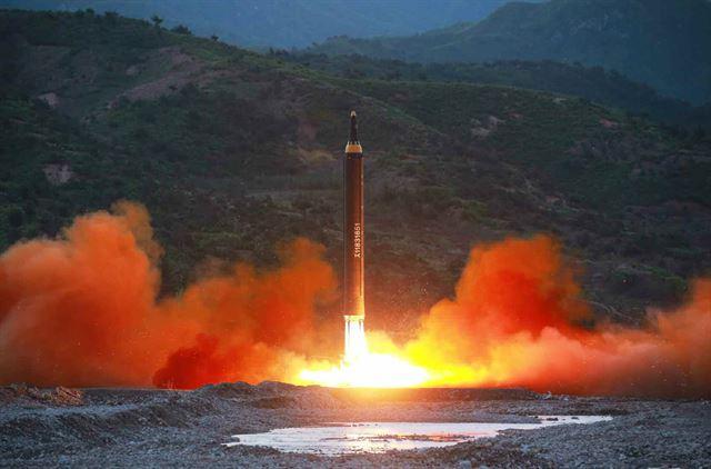 북한이 2017년 5월 14일, 중장거리미사일 '화성-12형'의 시험 발사에 성공했다고 보도하며 공개한 사진. 연합뉴스