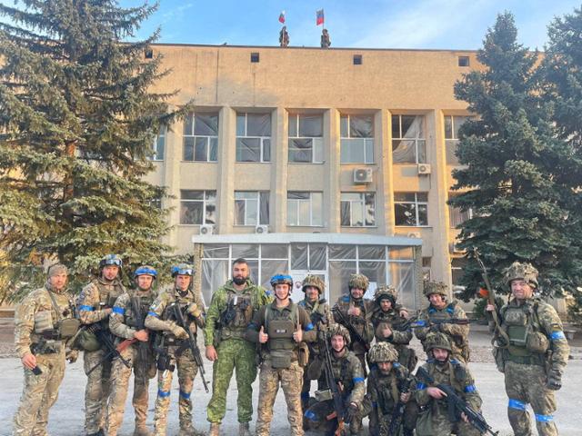 우크라이나 군인들이 1일 탈환한 도네츠크주 리만 시청사 앞에서 기념사진을 찍고 있다. 라만=로이터 연합뉴스