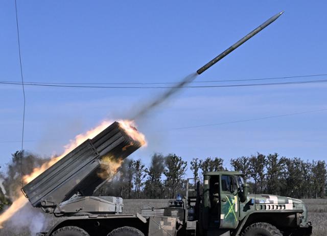 3일 우크라이나군이 남부 전선에서 러시아군을 향해 BM-21 그라드 다연장 로켓포를 발사하고 있다. AFP 연합뉴스
