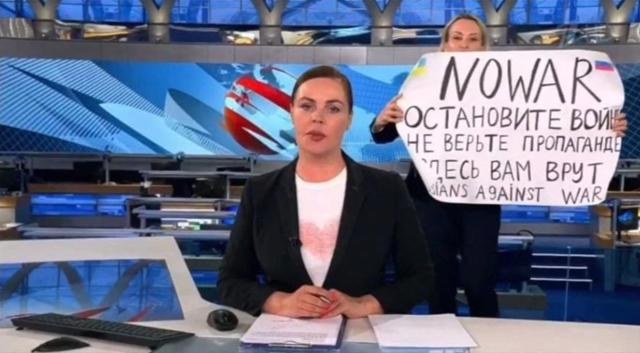 3월 14일 러시아 국영방송 ‘채널1’ 저녁 뉴스 도중 편집자인 마리아 오브샤니코바가 러시아의 우크라이나 침공을 비판하는 문구를 들고 난입 시위를 벌이고 있다. 모스크바=AFP 연합뉴스