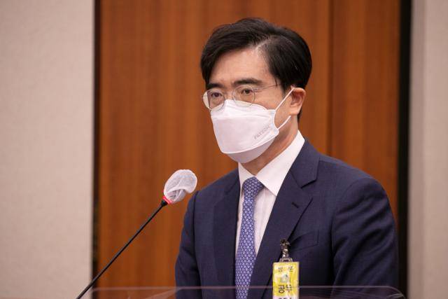 공영운 현대자동차 사장이 4일 서울 여의도 국회에서 열린 산업통상자원중소벤처기업위원회 국정감사에 증인으로 출석해 김한정 더불어민주당 의원 질의에 답변하고 있다. 연합뉴스