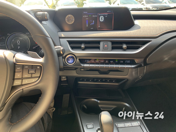 렉서스 'UX 300e' 내부 [사진=김종성 기자]