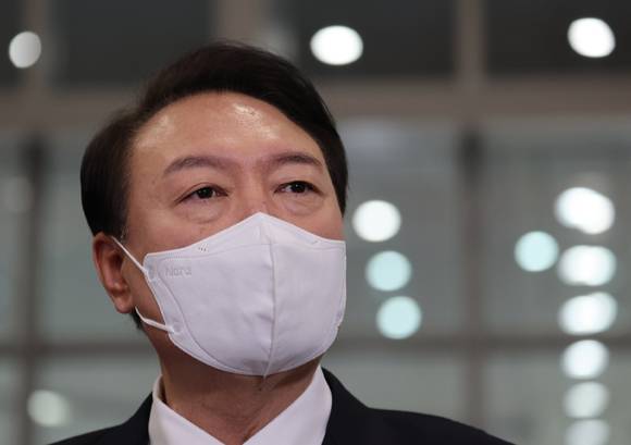 윤석열 대통령이 4일 서울 용산 대통령실 청사로 출근하며 취재진 질문에 답변하고 있다. (대통령실통신사진기자단) 2022.10.04. [사진=뉴시스]