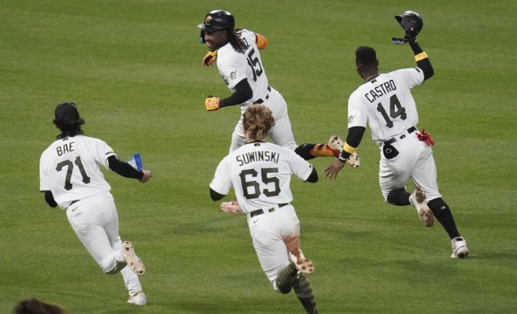 MLB 피츠버그에서 뛰고 있는 오네일 크루스가 4일(한국시간) 열린 세인트루이스와 홈 경기에서 9회말 끝내기 밀어내기 볼넷을 고른 뒤 배지환(왼쪽)을 비롯한 팀 동료들로부터 축하를 받고 있다. [사진=뉴시스]