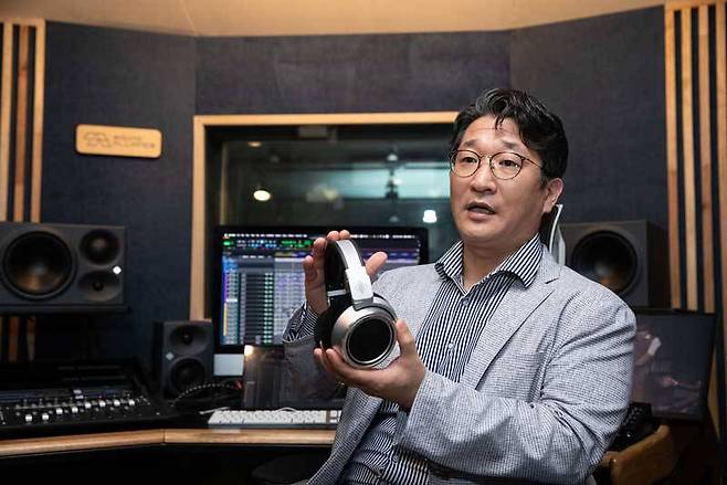 노이만 ‘NDH30’ 스튜디오 헤드폰을 소개하는 젠하이저코리아 이종석 상무