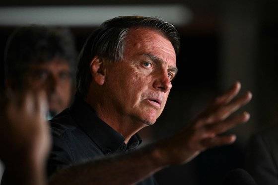 2일 브라질 대통령선거 1차 투표에서 1위에 오른 루이스 이나시우 룰라 다시우바 전 대통령(위 사진)과 예상외로 5.2%포인트 차이로 선전한 자이르 보우소나루 현 대통령. 두 후보 간 결선투표는 30일 진행된다. [AFP=연합뉴스]