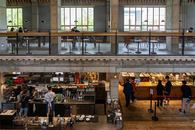 층고가 높아 탁 트인 느낌을 주는 '테라로사' 본점의 내부. 창고·공장형 카페의 전국적인 유행에도 지분이 크다.