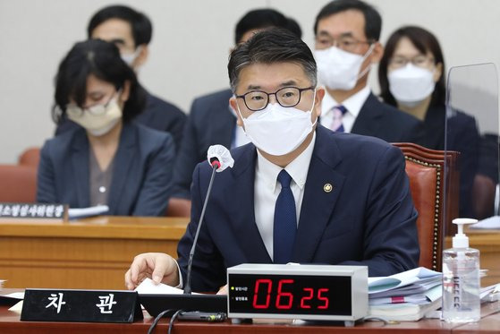 장상윤 차관 (부총리 겸 교육부장관 직무대행)이 4일 국회에서 열린 교육위원회의 교육부, 국사편찬위원회 등에 대한 국정감사에서 의원 질의에 답하고 있다. 장진영 기자