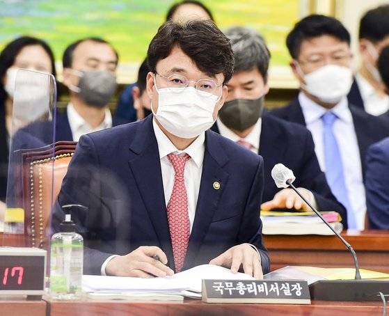 박성근 국무총리비서실장이 4일 국회에서 열린 정무위원회 총리실 국정감사에서 의원 질의를 듣고 있다. 장진영 기자