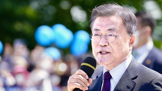 문재인 전 대통령이 지난 5월 10일 KTX울산 통도사역에 도착해 환영 나온 시민들에게 인사말을 하고 있다. 청와대사진기자단