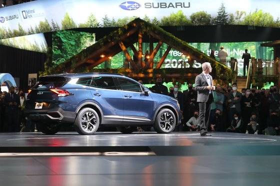 지난해 11월 미국 로스앤젤레스 오토쇼에서 기아의 EV6가 공개되고 있다. EPA=연합뉴스