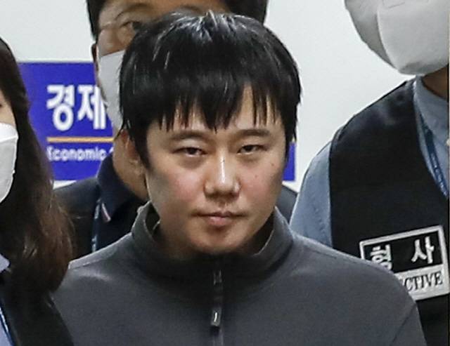 ▲ ‘신당역 사건’ 피의자 전주환이 21일 오전 서울 중구 남대문경찰서에서 검찰로 송치되고 있다. 연합뉴스