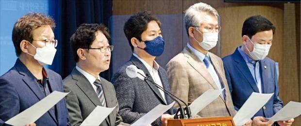 더불어민주당 ‘윤석열 정권 정치탄압대책위원회’ 위원장을 맡은 박범계 의원(왼쪽 두 번째)이 3일 국회 기자회견에서 감사원의 문재인 전 대통령 조사를 규탄하고 있다. 김병언 기자