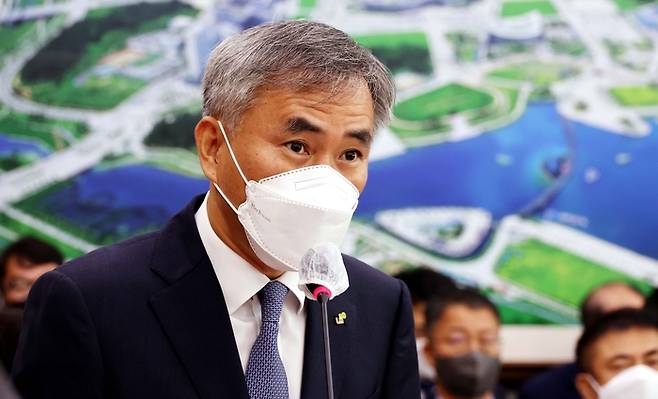 4일 국회에서 열린 국토교통위원회 국정감사에서 이정관 한국토지주택공사 사장 직무대행이 인사말을 하고 있다. 국회사진기자단