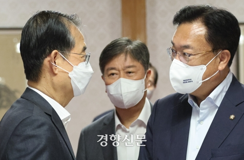 한덕수 국무총리와 김대기 대통령비서실장, 정진석 국민의힘 비대위원장(왼쪽부터)이 3일 서울 종로구 총리공관에서 열린 고위 당정협의회에서 대화하고 있다. 국회사진기자단