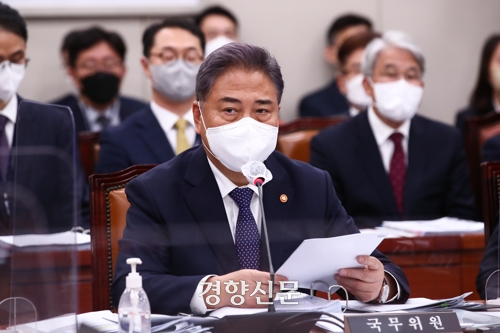 박진 외교부 장관이 4일 오후 서울 여의도 국회에서 열린 국회 외교통일위원회 외교부 국정감사에서 의원들의 질의에 답변하고 있다. 국회사진기자단