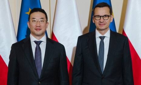 구광모 LG 회장(왼쪽)이 지난 3일(현지시간) 바르샤바에서 마테우슈 모라비에츠키 폴란드 총리를 예방하고 기념촬영을 하고 있다. LG 제공