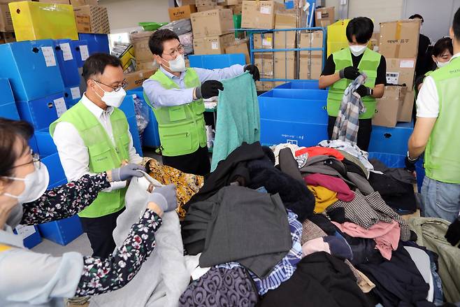 Employees of Hyundai Engineering participate in a charity drive with members of the Goodwill Store in Ilsan, Gyeonggi Province (Hyundai Engineering)