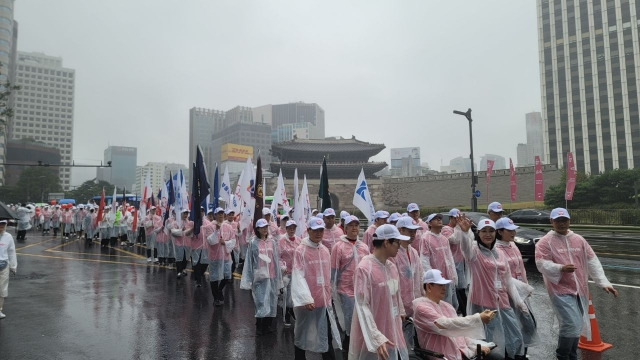 NCMN은 3일 걷기 행사인 ‘함께 걸어요 My5K’를 진행했다. 5000여명의 걷기 행사 참가자들이 서울광장에서 출발해 남대문을 지나고 있다.