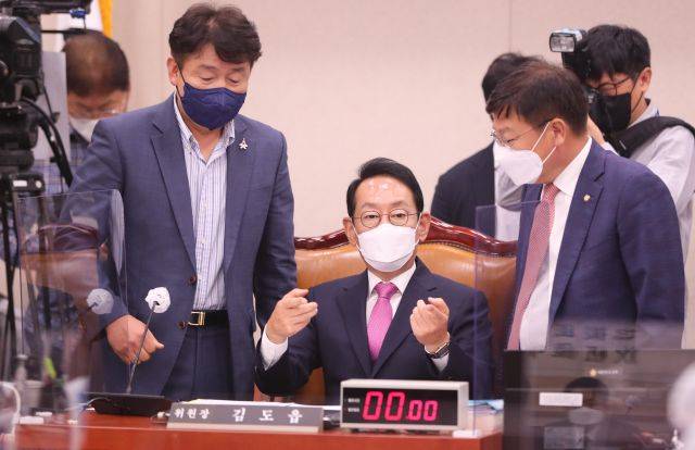 4일 국회에서 법제사법위원회 국정감사에서 김도읍 법사위원장(가운데)과 정점식 국민의힘 간사(오른쪽), 기동민 더불어민주당 간사가 대화하고 있다. 국회사진기자단