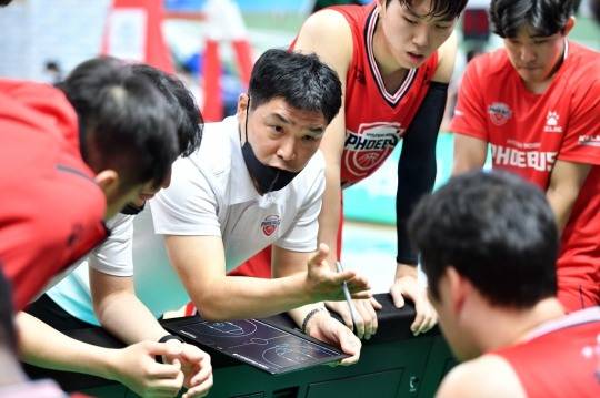 2일 한국가스공사와 경기에서 작전을 지시하는 조동현 현대모비스 감독.[KBL 제공]