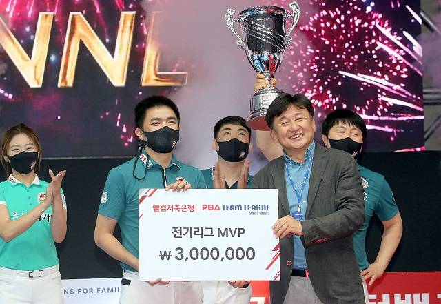 응우옌 꾸억 응우옌(왼쪽에서 2번째)이 2022-23 PBA 팀리그 전반기 MVP 수상 후 기념 촬영을 하고 있다. 신생팀 하나카드 우승에 대한 공헌을 인정받았다. 사진=프로당구협회 제공