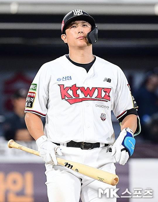 kt 핵심 황재균은 4일 수원 삼성전에서 4타수 3안타 3타점을 폭발했다. 그의 힘으로 kt는 삼성을 7-3으로 잡았다. 사진=김영구 기자