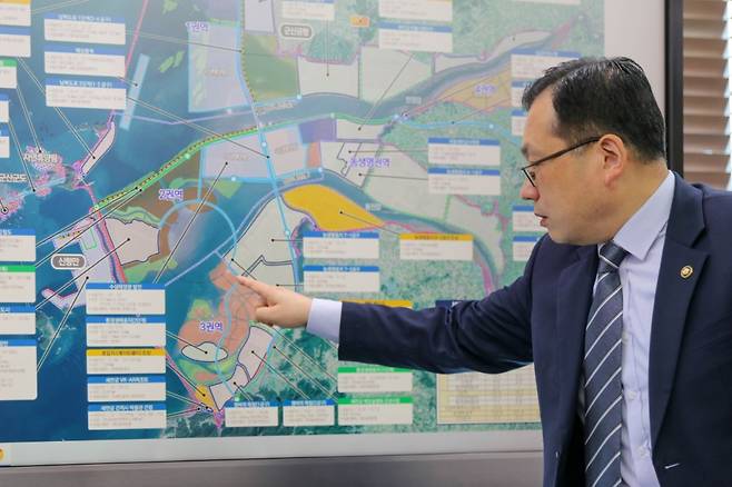 김규현 새만금개발청장이 새만금 지역간 연결도로의 위치를 가리키며 조속한 착공의 시급성을 설명하고 있다.