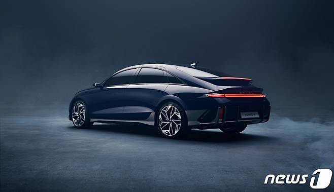 (서울=뉴스1) = 현대자동차가 22일 아이오닉6의 사전계약을 실시한다.  아이오닉 6는 6.2km/kWh의 세계 최고 수준 전기소비효율(18인치 휠, 스탠다드 2WD 기준), 산업부 인증 기준 524km의 1회충전 주행가능거리(18인치 휠, 롱레인지 2WD 기준), 현대차 역대 모델 중 최저 공기저항계수 0.21, 매끈한 유선형 외장 디자인과 사용자 중심으로 최적화된 안락한 실내공간, 다채로운 라이팅 기술, 역동적인 주행성능과 최첨단 안전?편의사양 등을 갖췄다. (현대차 제공) 2022.8.22/뉴스1  Copyright (C) 뉴스1. All rights reserved. 무단 전재 및 재배포 금지.