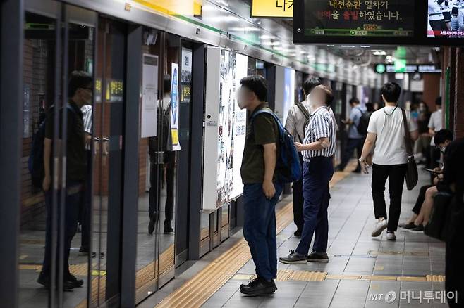 지하철 승강장에서 열차를 기다리는 시민들. /뉴스1