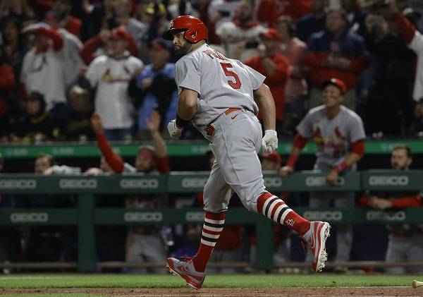 알버트 푸홀스(세인트루이스 카디널스)가 두 경기 연속 홈런을 때렸다. 사진은 4일(한국시각) 피츠버그 파이리츠를 상대로 703호포를 작렬한 푸홀스(가운데). /사진=로이터