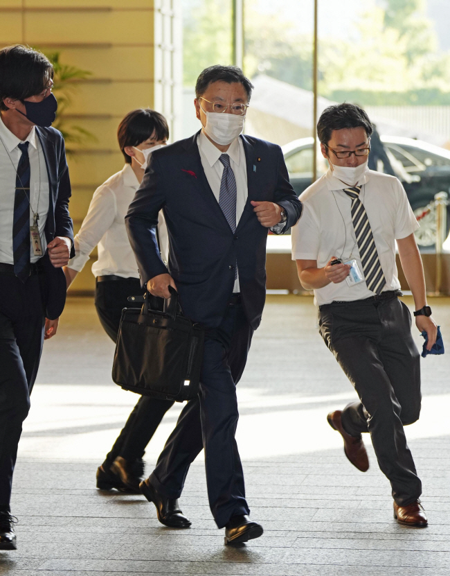긴박 : 마쓰노 히로카즈(가운데) 일본 관방장관이 4일 오전 북한의 중거리탄도미사일(IRBM) 발사 직후 도쿄 총리관저에 도착해 급하게 걸어가고 있다. AP 연합뉴스