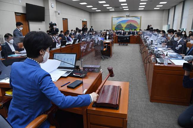 백혜련 국회 정무위원장이 4일 서울 영등포구 국회에서 열린 정무위원회의 국무조정실, 국무총리비서실 국정감사를 주재하고 있다. 국회사진기자단