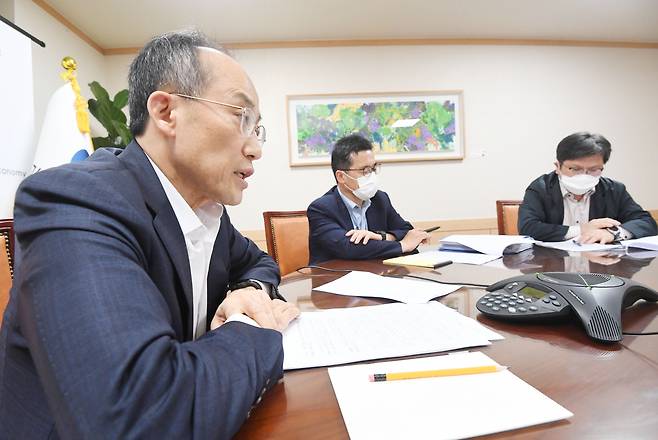 추경호 부총리 겸 기획재정부 장관이 경제 복합위기의 이면적 원인을 경제·사회 전반의 구조적 문제로 규정하고 대처키로 했다. 특히 과도한 규제와 비대한 공공부문을 핵심적인 혁신 대상으로 봤다. 추 부총리는 4일 국회에서 열린 기획재정위원회 국정감사 업무보고에서 “복합 위기의 이면에는 그동안 수년간 누적돼 성장잠재력을 잠식해온 우리 경제·사회 전반의 구조적 문제도 자리 잡고 있다”며 이같이 밝혔다. 사진은 지난 30일 오후 서울 종로구 정부서울청사에서 재닛 옐런 미국 재무장관과 전화회의를 하고 있는 추 부총리. [기획재정부 제공]