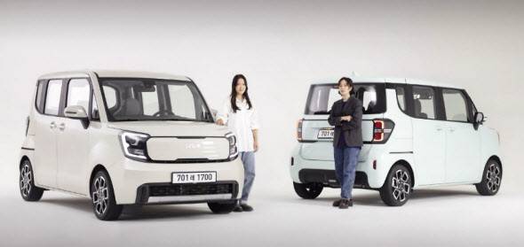 배진(왼쪽부터), 김소연 기아 연구원들이 직접 디자인한 ‘더 뉴 기아 레이’를 소개하고 있다. [기아 제공]