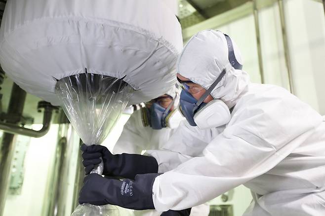 SK바이오텍 관계자가 세종공장에서 생산된 최종 제품을 포장하고 있다. (사진=SK바이오텍 제공) *재판매 및 DB 금지