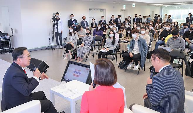 [대전=뉴시스] 조명휘 기자 = 이장우(왼쪽) 대전시장이 4일 유성구 신세계 엑스포타워에서 시민기자단, 청년 등과 '민선 8기 100일, 대전시장에게 묻는다' 행사를 열고 있다. (사진= 대전시 제공) 2022.10.04. photo@newsis.com *재판매 및 DB 금지