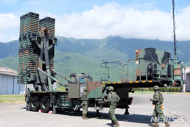 [화롄=AP/뉴시스]대만 군인들이 지난 8월18일 대만 남동부 화롄 지방의 한 기지에서 톈궁-3 지대공 미사일 시스템을 운용하고 있다. 대만은 중국의 정치적 통제권을 받아들이라는 중국의 압력에 저항하는 능력을 보여주기 위해 군사 훈련을 하고 있다. 2022.09.04.